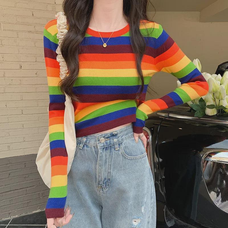 2025 Приталенный корейский свитер с радужными полосками, открывающий пупок