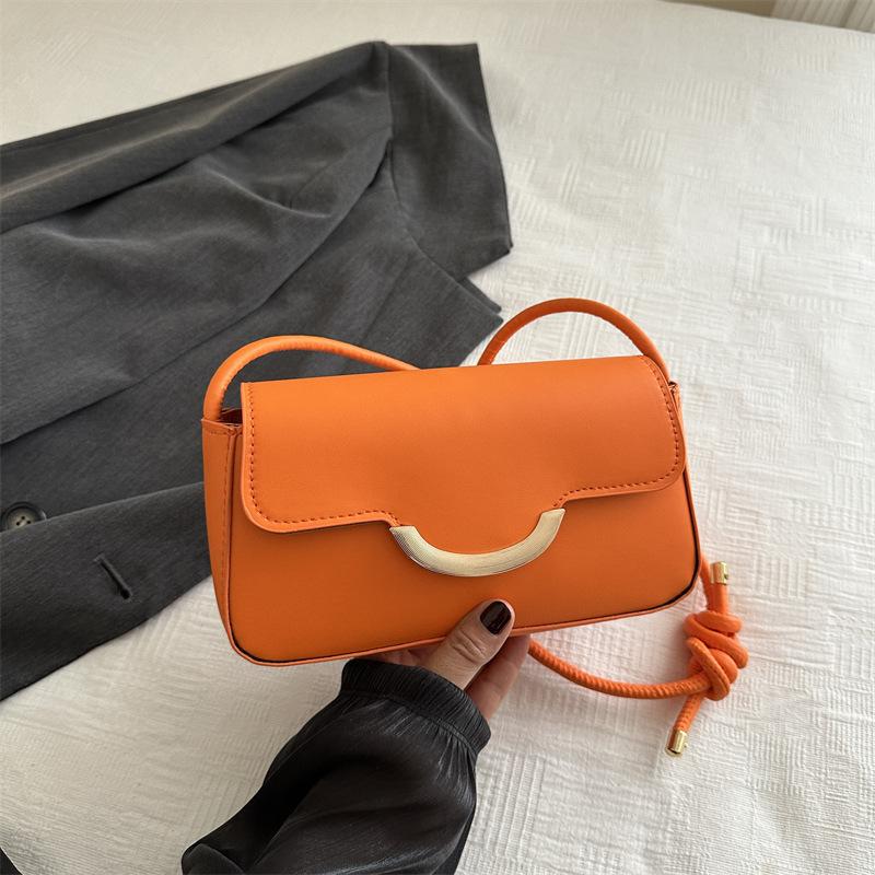 Простая и модная маленькая сумка, летняя новая сумка через плечо с нишевым дизайном, простая и модная маленькая квадратная сумка в тренде