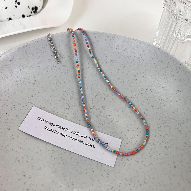 Новое ожерелье из рисовых бусин конфетного цвета милое и милое, а молодые девушки носят летние колье-колье.