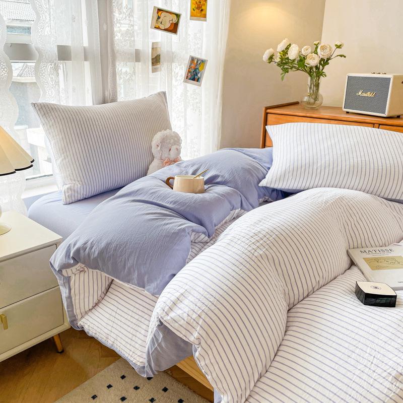 Минималистичный комплект постельного белья из стиранного хлопка: Трехпредметный комплект для общежитий, включает простыню, пододеяльник и четыре наволочки