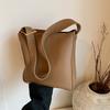 Мода осень 2025 сумка-ведро на плечо простая ретро сумка большой вместимости женская новая популярная повседневная сумка-мессенджер