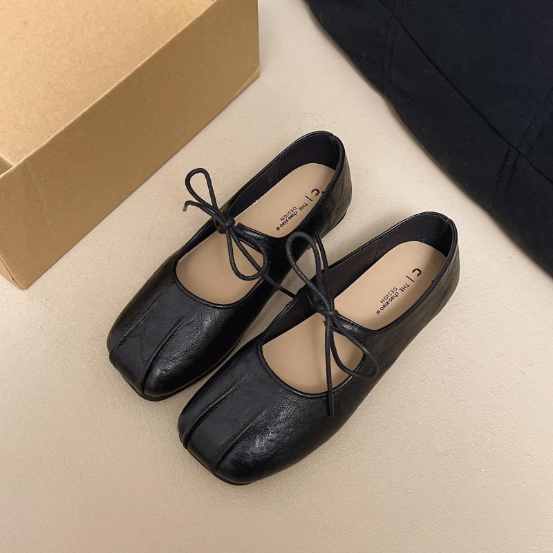 Туфли-балетки Мэри Джейн на шнуровке с бантом и неглубоким носком