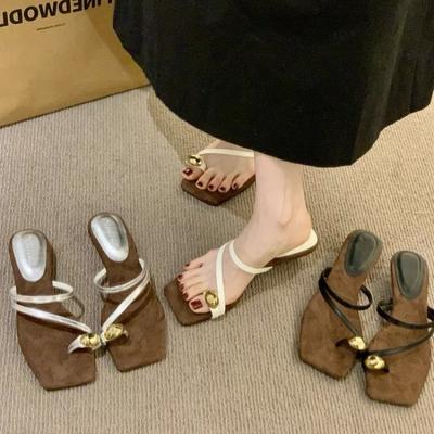 Модные женские сандалии с узким ремешком, модная металлическая отделка, низкий каблук, слипоны, летние женские тапочки, элегантные шлепанцы, уличные пляжные шлепанцы