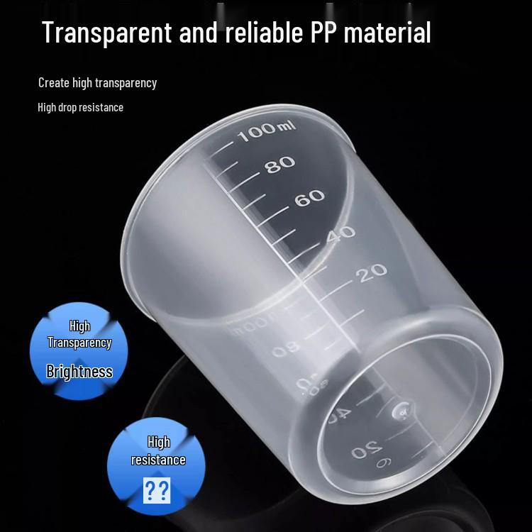 Маленький пластиковый мерный стаканчик со шкалой в миллилитрах: 10 мл, 50 мл, 100 мл