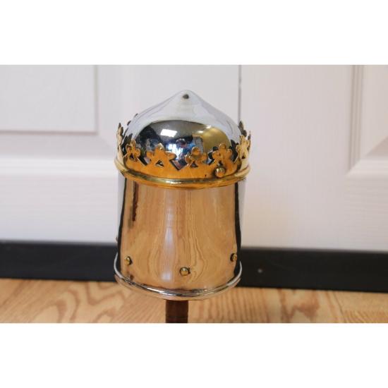 Реплика шлема средневекового рыцаря шотландского короля Роберта Брюса Столешница