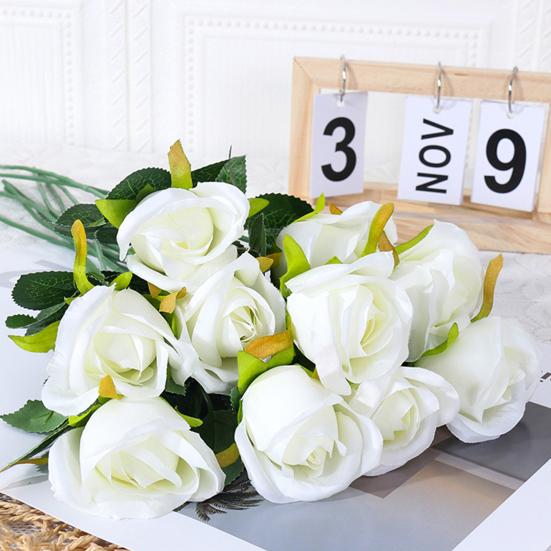 Красивый искусственный цветок, реалистично выглядящий из искусственной шелковой ткани, яркий цвет