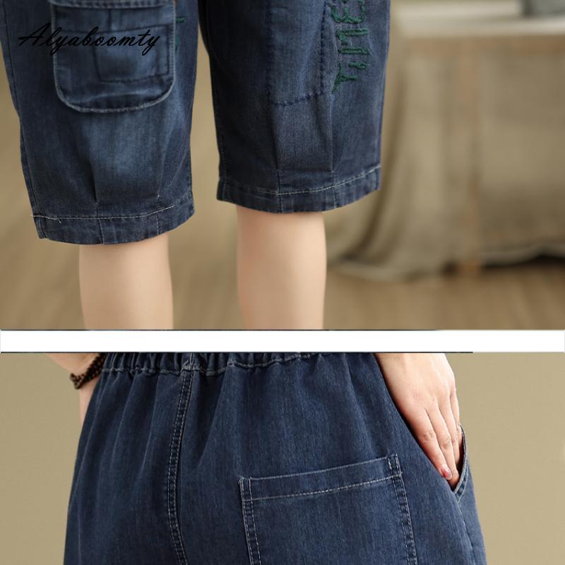 2025 Новый корейский стиль Лето Женские повседневные свободные синие джинсовые капри с эластичной талией и вышивкой в стиле пэчворк Тонкие джинсы длиной до колена