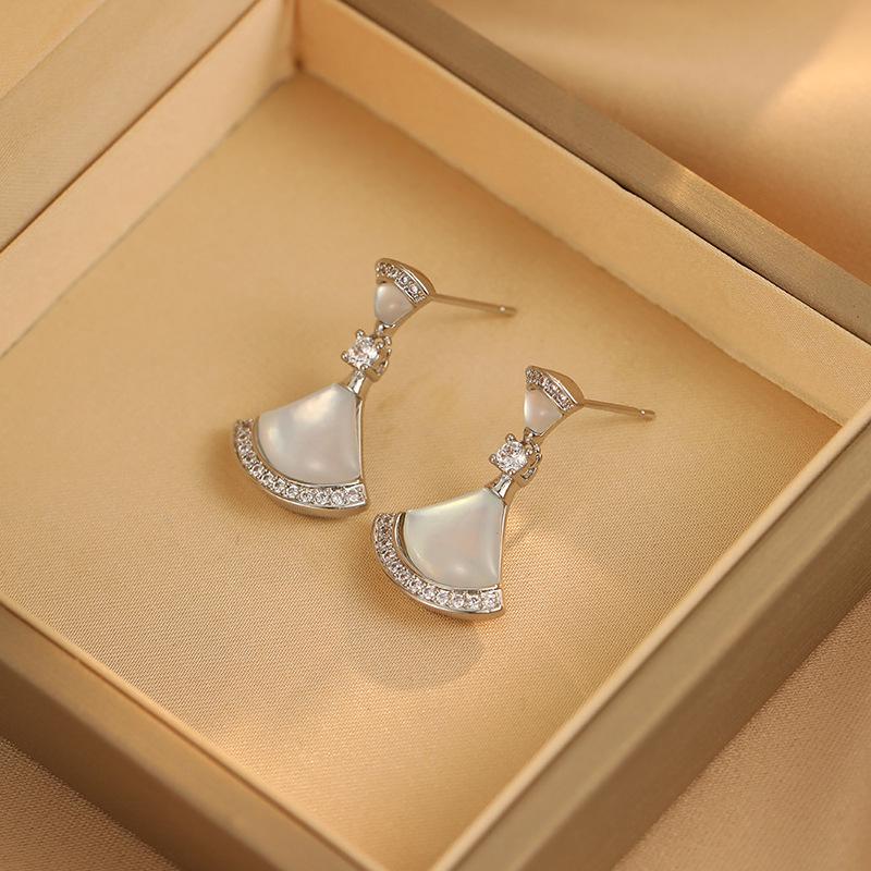 Серьги-веера из перламутра высокого класса - Элегантный и универсальный дизайн для модных женщин