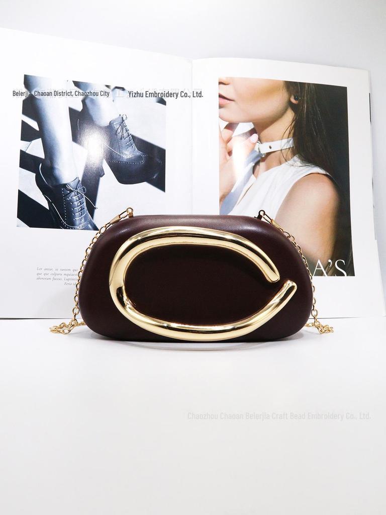 Вечерняя мини-сумочка в стиле ретро: Сумка через плечо с цепочкой и металлическим дизайном