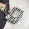 Клетчатая вместительная простая повседневная новая сумка-мессенджер популярная для студентов колледжа, для класса, на плечо, под мышку, женская