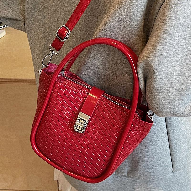 Niche Handbag Women's 2025 Summer New Korean Version Trend Bucket Bag Casual Simple Shoulder Messenger Women's Bag