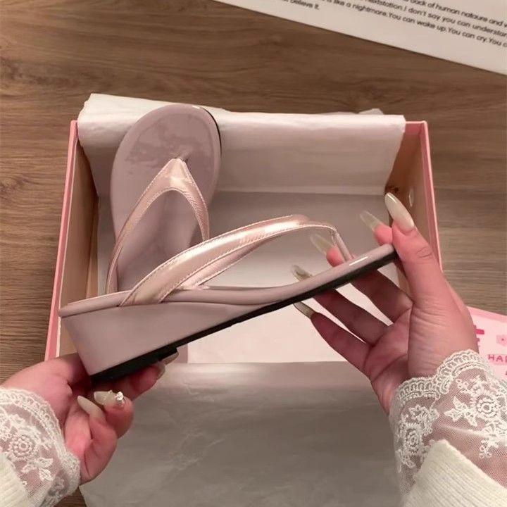 Французский скошенный каблук, щиплющие ногу, крутые тапочки, женская высококлассная уличная обувь, новинка 2025, шлепанцы в сказочном стиле, летняя юбка