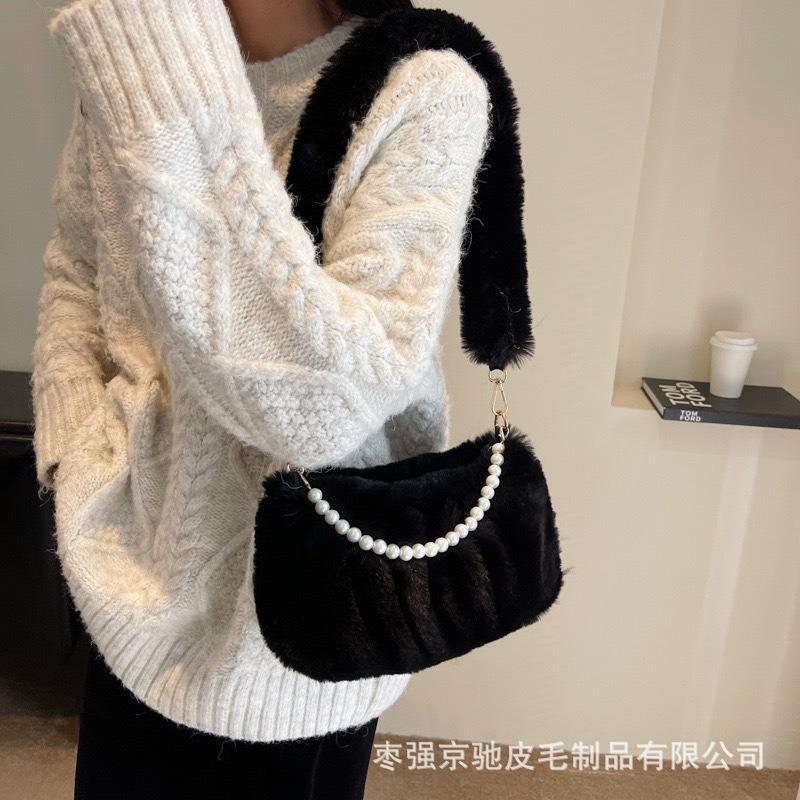 Женская 2024 новая мятая маленькая квадратная сумка через плечо мягкая плюшевая меховая женская элегантная сумка с жемчужной цепочкой подмышкой