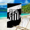 Пляжное полотенце с узором логотипа Santos SFC - мягкое, впитывающее, можно стирать в машине. Легкое и современное, для плавания, незаменимое в путешествии