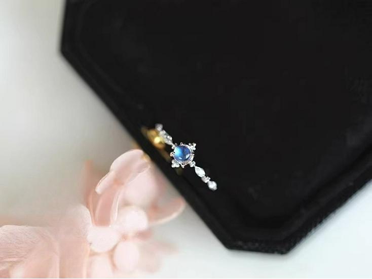 Женское кольцо на указательный палец класса люкс из стерлингового серебра 925 пробы с неправильной формы драгоценным камнем - Не тускнеющее, регулируемое, с легким нишевым дизайном.