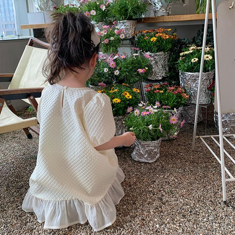 Девушка с круглым вырезом и пышными рукавами, платье с рюшами и подолом, милое платье принцессы