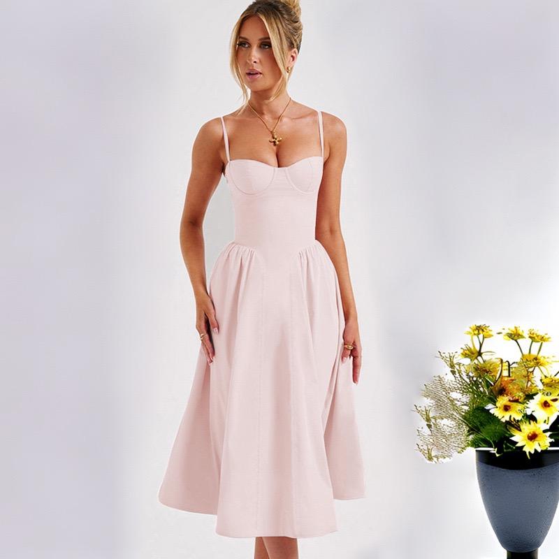 Женское платье с подтяжками и поясом на талии