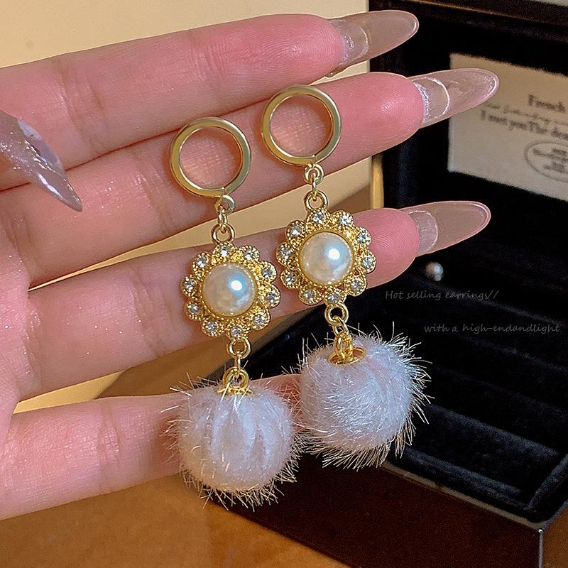 2024 Высококачественные серьги-пусеты с жемчугом: Французский стиль легкой роскоши для женщин