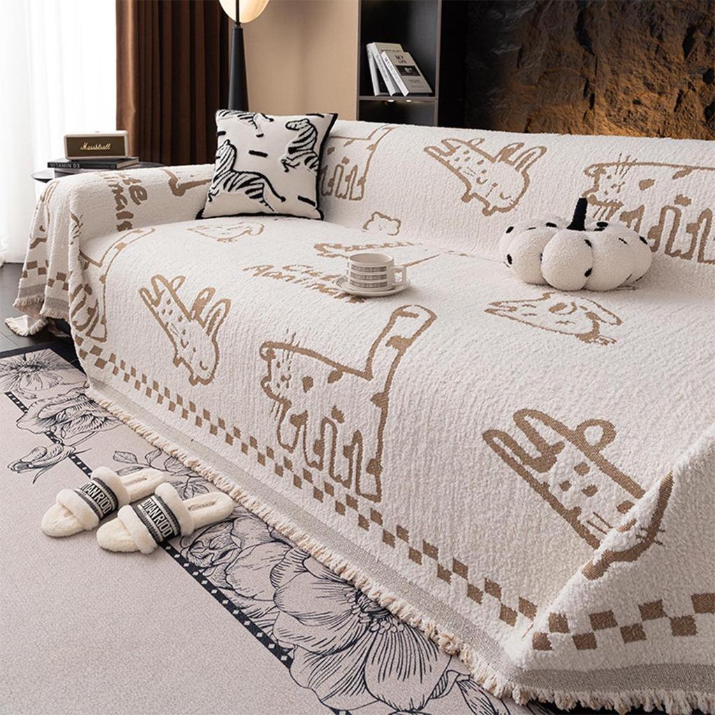 Плюшевый нескользящий кремовый чехол на диван на все четыре сезона