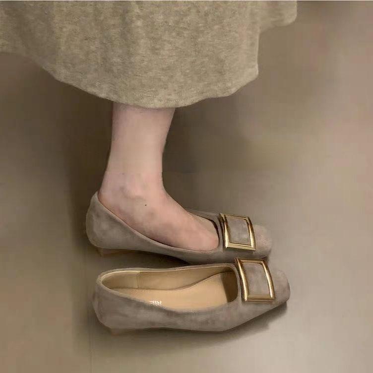 Французские ретро туфли с квадратным носком, на низком каблуке, с мелким вырезом, одинарные, 2025 осень, новые, универсальные, темпераментные, с металлической квадратной пряжкой, туфли для通勤 женщин