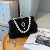 Корейская версия сумки-клатча с жемчужной цепочкой 2025 лето новая сумка женская модная сумка-мессенджер с заклепками сумка на плечо с клипсой