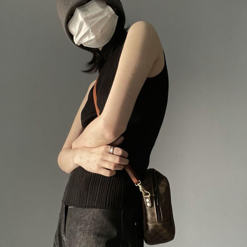 Топ вязаный без рукавов с высоким воротником женский летний облегающий утягивающий универсальный