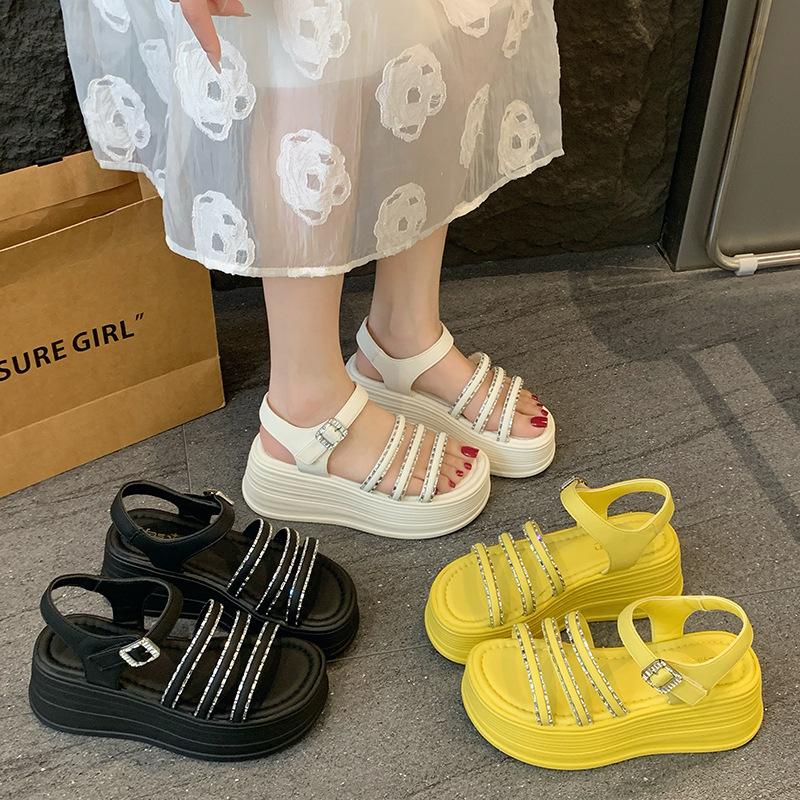 Весенне-летние новые сандалии на толстой подошве с увеличением высоты женские на маленьком высоком каблуке с юбками французские со стразами с открытым носком пляжная обувь