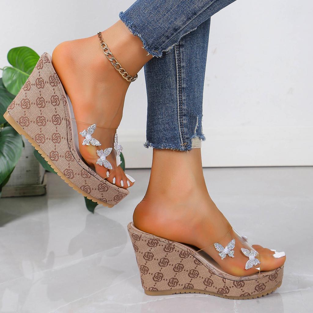 Модные босоножки на танкетке с кристаллами и бабочками, женские, лето 2024 г., вышитая платформа, высокие каблуки, женские тапочки, прозрачные шлепанцы из ПВХ с толстой подошвой