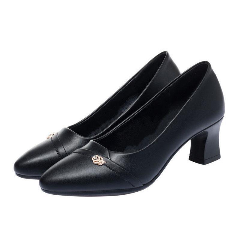 Черные кожаные туфли с острым носком, металлические украшения, неглубокий носок, женские туфли на среднем каблуке, туфли на высоком каблуке для работы в городе, модные однотонные простые повседневные туфли