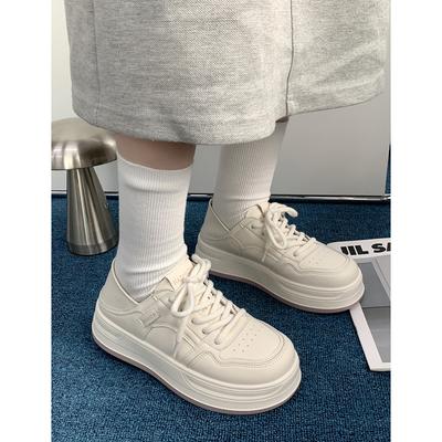 Маленькие белые туфли на толстой подошве женские ins трендовые, удобные и износостойкие нишевые 2025 весенне-осенние новые модели увеличивают рост и комфорт