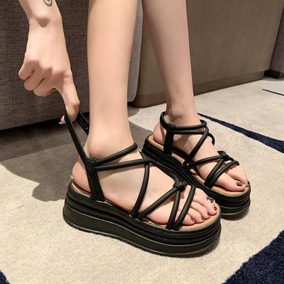 Летние женские босоножки на платформе с перекрещенными клиньями