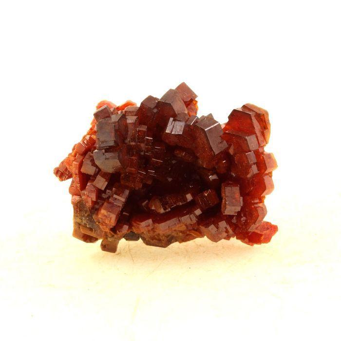 Pierres et Minéraux. Vanadinite. 61.0 ct. Mibladen Mining District, Midelt, Maroc.