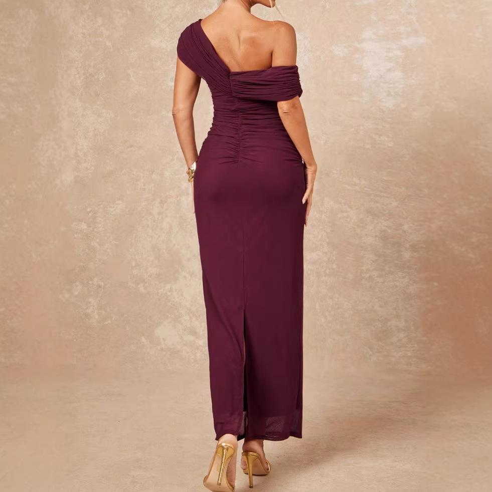 Элегантное вечернее платье с открытыми плечами и высокой талией – Длинное платье облегающего кроя