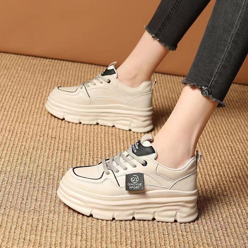 Новые весенние туфли для маффинов на толстой подошве, корейская версия, универсальная повседневная женская спортивная обувь одинакового цвета, удлиняющая спортивная обувь