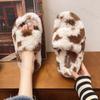 Модные дизайнерские женские тапочки из плюша из коровьего молока, легкие хлопковые шлепанцы с мягкой подошвой, осень-зима 2024 года, теплые шлепанцы с открытым носком и плоским каблуком