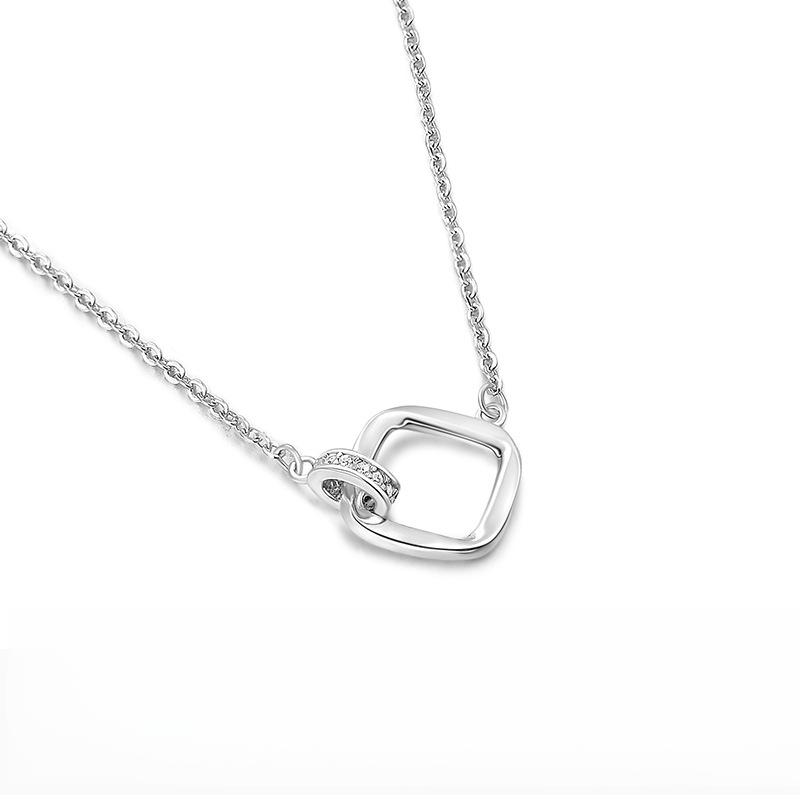 Кольцо с пряжкой в виде квадрата Мебиуса и бриллиантами, геометрически простая ключичная цепочка