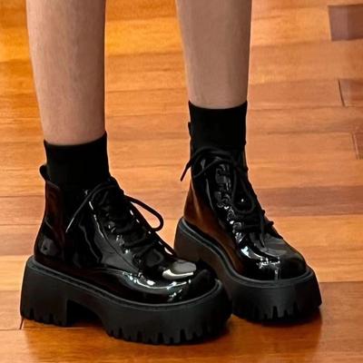 Женские ботинки Мартин 2025 осень новые черные лакированные милые крутые британские на толстой подошве увеличивающие рост нишевые ретро короткие ботинки