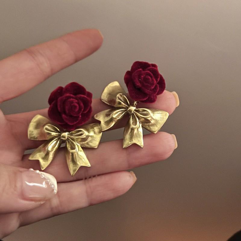 Роскошные серебряные серьги-гвоздики с инкрустацией красным цветком и жемчугом: Элегантный дизайн с модным акцентом