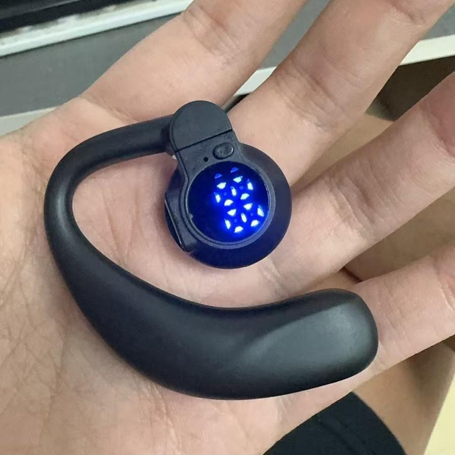Поворотная Bluetooth 5.3 гарнитура с одним ушным крючком, светодиодным дисплеем и беспроводным дизайном в виде зажима для уха.