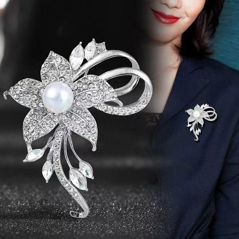 Brooch High-End Sense Niche High-End Women'S Silk Scarf Buckle Alloy Corsage Small Fragrant Wind Pearl Rhinestone High-End