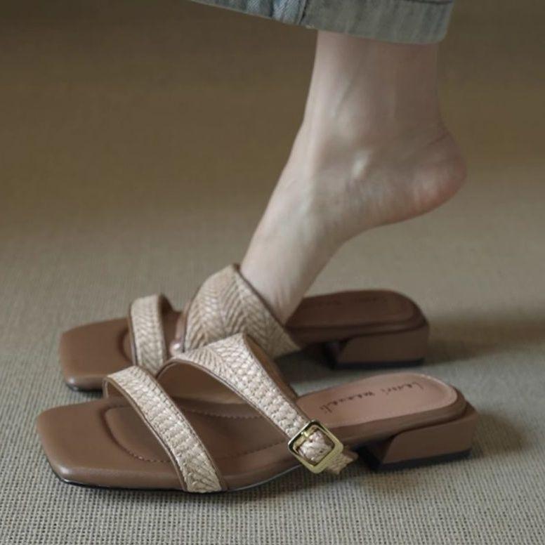 Необычный дизайн, плетеные из соломы прохладные тапочки для женщин, новый праздничный стиль 2025, квадратный носок, средний каблук и шлепанцы на перемычке в иностранном стиле