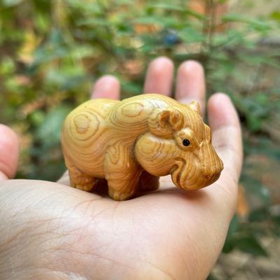 Резной маленький бегемот из массива дерева, настольное украшение, деревянные поделки животные, для офиса, дома, интерьера, праздничный подарок