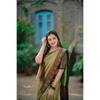Это красивое сари элегантно украшено великолепным жаккардовым плетением, которое придает образу идеальный вид.