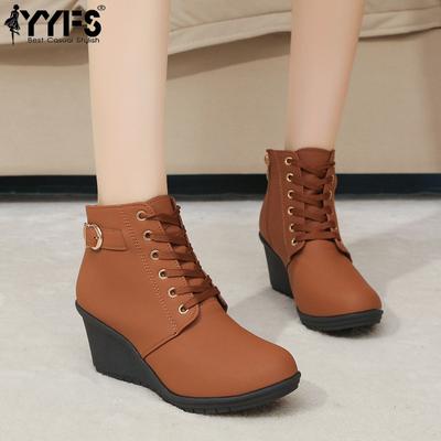 Женские ботильоны на танкетке больших размеров с декоративной пряжкой-ремнем, замшевые ботинки Мартин с боковой молнией, новинка осени/зимы