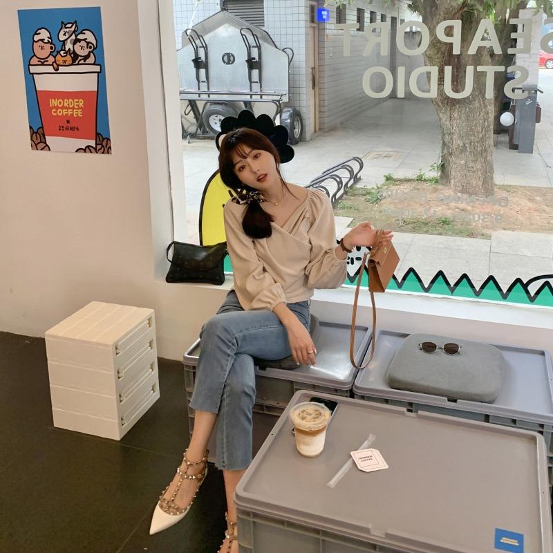 Версия из овчины~ Кожаные туфли-лодочки с острым носком, неглубоким вырезом и ремешком с заклепками, женские плоские туфли на каждый день