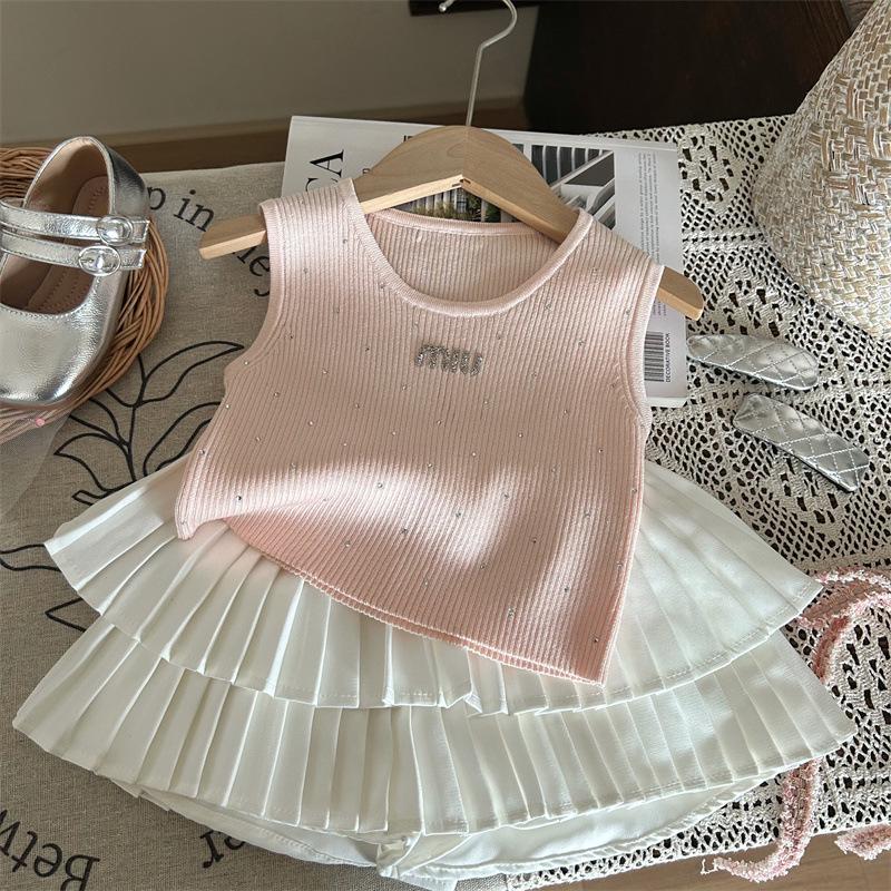 Комплект детского вязаного жилета и плиссированной юбки-брюк в корейском стиле для девочек, лето 2024