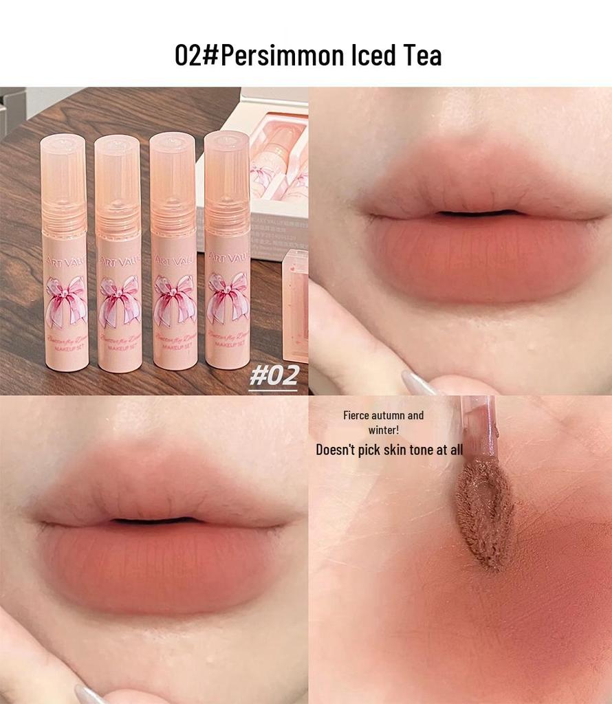 Коробка с цветными бабочками: Румяна-ожерелье и матовый блеск для губ набор из четырех предметов