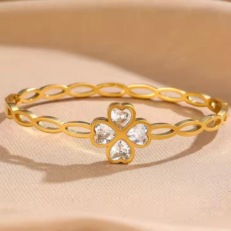 Stainless Steel Heart Shaped Four Leaf Clover Bracelet Women Gold Plated Lightweight Luxury Style Jewelry