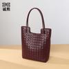 Сумка-тоут 2025 весна и лето новая женская сумка модная плетеная сумка высококачественная сверхмягкая кожа на плечо портативная кожаная сумка