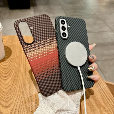 Магнитный чехол для телефона Samsung A56 с отделкой под карбон и имитацией кожи, а также для Samsung A55: простой и стильный, противоскользящий, защищающий от падения.